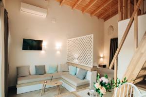 雷夫卡达镇Villa di Vino的客厅配有沙发和桌子