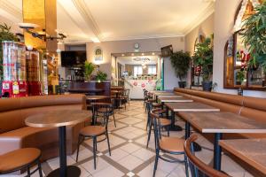 阿热莱斯加佐斯特富勒尔咖啡厅酒店的一间设有一排桌子和凳子的餐厅