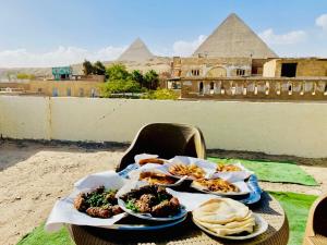 开罗ElBayt motel的一张桌子,上面有金字塔底盘的食物