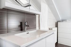 奥林匹亚达Dimar Apartments的白色厨房内的白色水槽,设有窗户