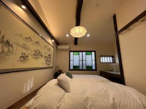 京都Imakumano Terrace - Mokubei An 木米庵的卧室配有一张白色大床