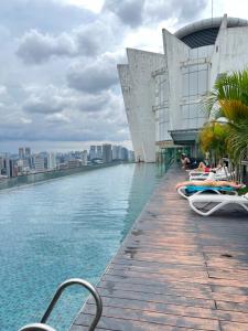 吉隆坡Regalia Spritz Empire Hostel的建筑物屋顶上的游泳池
