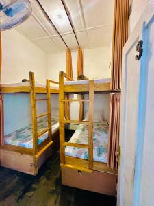 外南梦Ijen Backpacker的带门的房间设有两张双层床
