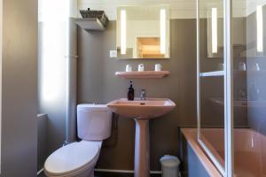 阿热莱斯加佐斯特富勒尔咖啡厅酒店的浴室配有卫生间、盥洗盆和淋浴。