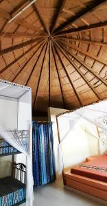尼亚加乐查玛玛酒店 的客房设有一张床和木制天花板