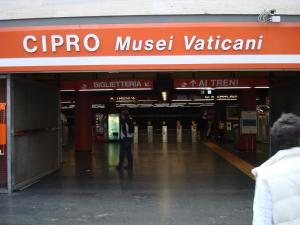 罗马Ecclesia Domus Vatican Inn的走在商场内的人