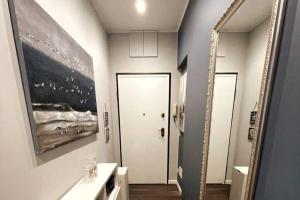 阿拉西奥Nuovo Appartamento Borgo Coscia的浴室设有镜子、水槽和门