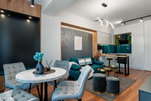 比托拉Four Seasons Luxury Apartment的客厅配有沙发和桌子