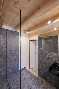 UrfeldUrfeld26 Walchensee Berghaus mit Sauna的浴室设有玻璃淋浴间和镜子