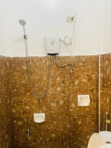 爱妮岛Queen's Room Rental 4的带淋浴和卫生间的浴室