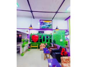 Hotel Poba, Jonai, Assam的客厅配有紫色和绿色家具