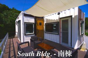 今归仁村Vacation Village Okinawa - Yambaru的一个小房子,设有门廊和庭院