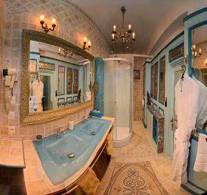 洛什La Maison de l'Argentier du Roy的一间带浴缸和大镜子的浴室