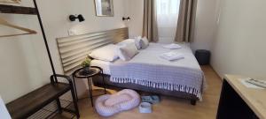 布达佩斯布达佩斯塞萨尔酒店的一间小卧室,配有一张带白色枕头的床