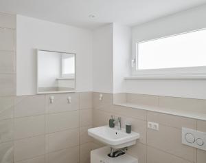 瓦滕斯Wohnen in Wattens Top 5的白色的浴室设有水槽和镜子