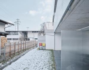 瓦滕斯Wohnen in Wattens Top 3的白色建筑旁的雪覆盖人行道