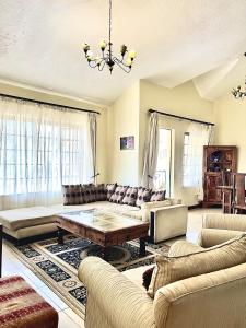 内罗毕Westlands Escape-Homestay的带沙发和桌子的客厅