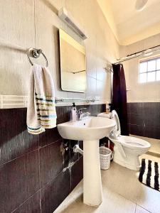 内罗毕Westlands Escape-Homestay的一间带水槽和卫生间的浴室