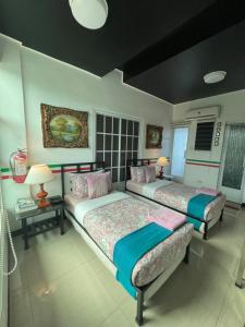 TanauanItaly Condotel Darasa的一间卧室,配有两张床