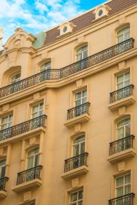 金边Try Residence, The Elysée Koh Pich的旁边带阳台的建筑