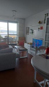 圣维森德马尔Estupendo apartamento en San Vicente do Mar O Grove的带沙发和电视的客厅
