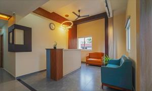 埃尔讷古勒姆Itsy By Treebo - Avani Stays - Vyttila, Kochi的办公室,带椅子和柜台的大堂