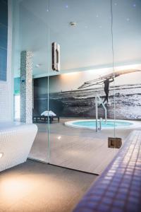 查普伊默里迪恩酒店的客房设有游泳池和浴缸。
