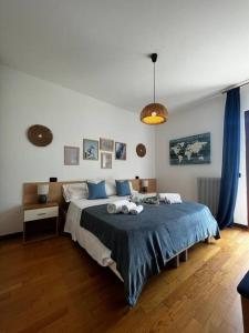 FregonaQuello Giusto a Fregona的一间卧室配有一张带蓝色毯子的大床