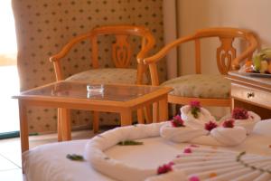 沙姆沙伊赫Sharm Cliff Hotel的玩具房,配有两把椅子和一张桌子