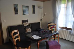 RütiFerienwohnungen Alter Raaben的客厅配有桌子和沙发