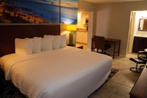 可可西港邮轮戴斯酒店的一张大白色的床,位于酒店客房内
