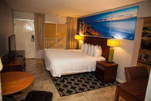 可可西港邮轮戴斯酒店的酒店客房配有一张床铺和一张桌子。