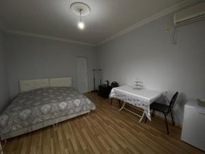 巴统Apartment on Lado Asatiani的一间卧室配有一张床和一张桌子