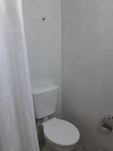 布宜诺斯艾利斯Palermo Embassy的浴室设有白色卫生间和淋浴帘。