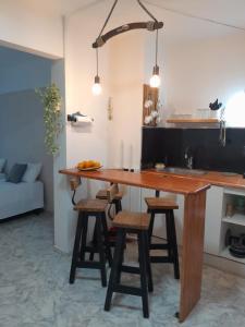 布宜诺斯艾利斯Palermo Embassy的厨房配有木桌和一些凳子