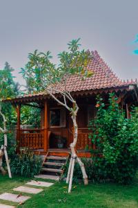 坎古Nunu Bali Eco Friendly Retreat的花园内带楼梯的木屋