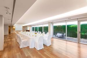 布宜诺斯艾利斯布宜诺斯艾利斯美利亚酒店的大房间设有白色大桌子和白色椅子