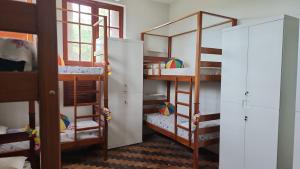 奥林达Pousada Convento da Conceição的客房设有三张双层床和梯子