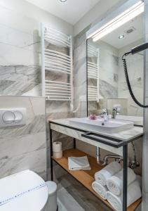 塞格德Noir Hotel的一间带水槽和卫生间的浴室