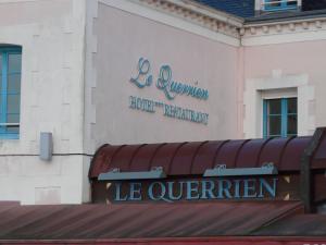 康卡勒奎因酒店的建筑物一侧的标志