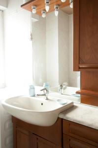 博洛尼亚Bologna Easy Explore - AmbrogioHost的浴室配有白色水槽和浴缸。