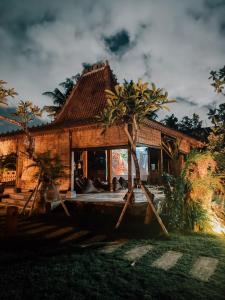 坎古Nunu Bali Eco Friendly Retreat的前面有船的房子
