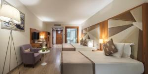 贝尔迪比Nirvana Mediterranean Excellence - Ultra All Inclusive的酒店客房带两张床和一个客厅
