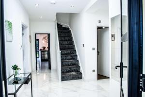 TimperleyBalmoral House的房屋内带楼梯的走廊
