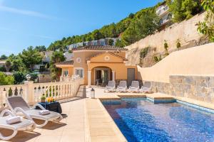 卡尔佩Villa Ros - PlusHolidays的一座带游泳池和房子的别墅