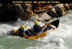 普罗旺斯地区阿莱马尼Le Petit Grillo - Gite proche des gorges du Verdon的两个人在水里漂流