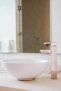 库埃纳瓦卡era hc的浴室设有白色水槽和镜子