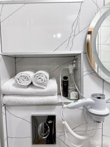 华沙Apart Wiktoria的浴室提供白色毛巾和镜子