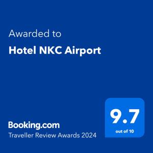 钦奈Hotel NKC Airport的标有酒店nkc机场文本的蓝色标志