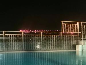 金宝Swimming pool view的夜间游泳池,围栏上灯火通明